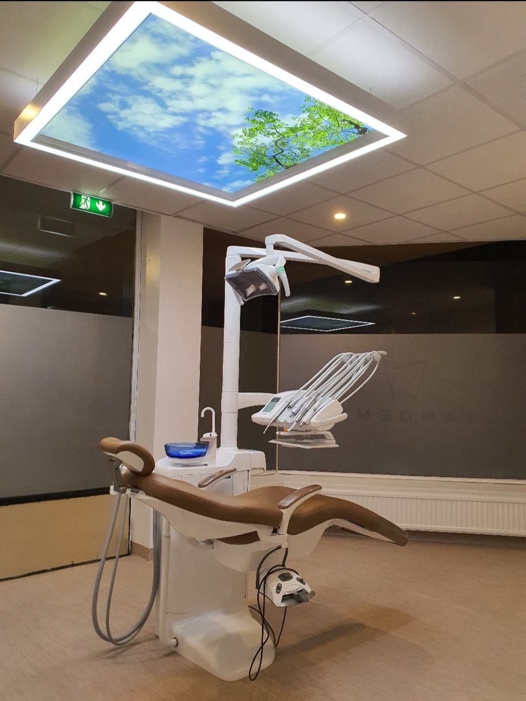 Tandläkare visar en röntgenbild av tänder för en patient på Tandent